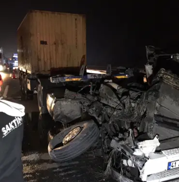 OTOYOLDA FECİ KAZA: PARAMPARÇA OLAN TIRIN KUPASINDAN SAĞ ÇIKTI ADETA YOK OLAN TIRIN KUPASINDAN İNANILMAZ KURTULUŞ