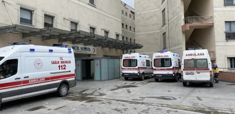 10 ÖĞRENCİ HASTANELİK OLDU OKULDA TÜKETTİKLERİ YİYECEKLERDEN ZEHİRLENME ŞÜPHESİYLE HASTANEYE BAŞVURDULAR