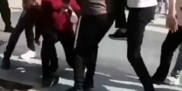 ŞEHRİN ORTASINDA BİRBİRLERİNE GİRDİLER YUMRUK VE TEKMELER HAVADA UÇUŞTU