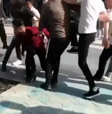 ŞEHRİN ORTASINDA BİRBİRLERİNE GİRDİLER YUMRUK VE TEKMELER HAVADA UÇUŞTU