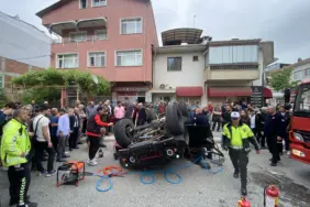 TAKLA ATAN OFF-ROAD ARACINI GÖRENLER BÖLGEYE KOŞTU TAKLA ATAN ARAÇTA SIKIŞAN SÜRÜCÜYÜ İTFAİYE KURTARDI