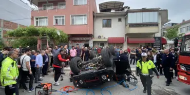 TAKLA ATAN OFF-ROAD ARACINI GÖRENLER BÖLGEYE KOŞTU TAKLA ATAN ARAÇTA SIKIŞAN SÜRÜCÜYÜ İTFAİYE KURTARDI