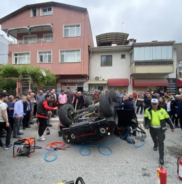 TAKLA ATAN OFF-ROAD ARACINI GÖRENLER BÖLGEYE KOŞTU TAKLA ATAN ARAÇTA SIKIŞAN SÜRÜCÜYÜ İTFAİYE KURTARDI
