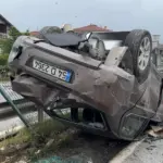 D-100'DE BARİYERLERE ÇARPAN OTOMOBİL TAKLA ATTI: 1 YARALI