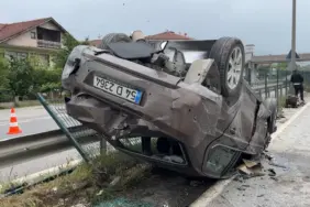 D-100'DE BARİYERLERE ÇARPAN OTOMOBİL TAKLA ATTI: 1 YARALI