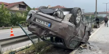 D-100'DE BARİYERLERE ÇARPAN OTOMOBİL TAKLA ATTI: 1 YARALI