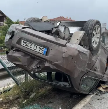 D-100'DE BARİYERLERE ÇARPAN OTOMOBİL TAKLA ATTI: 1 YARALI