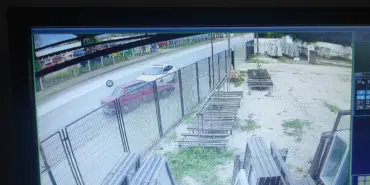 İKİ OTOMOBİLİN ÇARPIŞTIĞI KAZA KAMERADA KAZADA OTOMOBİLİN TEKERİ YERİNDEN İŞTE BÖYLE FIRLADI