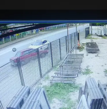 İKİ OTOMOBİLİN ÇARPIŞTIĞI KAZA KAMERADA KAZADA OTOMOBİLİN TEKERİ YERİNDEN İŞTE BÖYLE FIRLADI