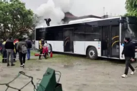 SEVKİYATA HAZIR OTOBÜS OTOPARKTA ALEV ALDI OTOKAR'IN ÜRETTİĞİ SIFIR OTOBÜSTE YANGIN