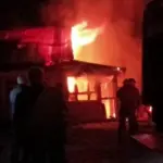 SAKARYA'DA TEK KATLI EV ALEV ALEV YANDI