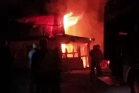 SAKARYA'DA TEK KATLI EV ALEV ALEV YANDI