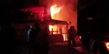 SAKARYA'DA TEK KATLI EV ALEV ALEV YANDI