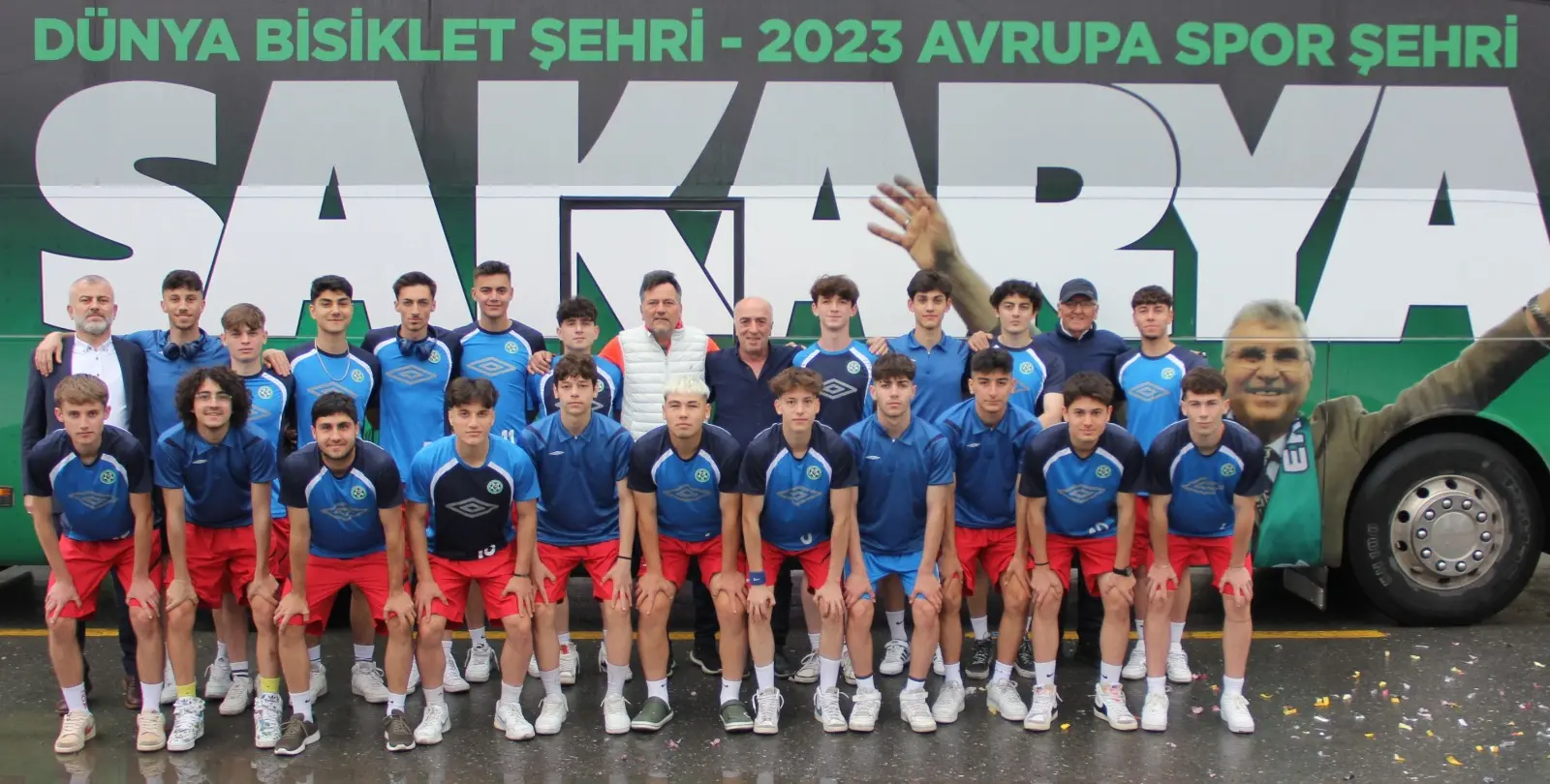 Türkiye Amatör futbol şampiyonası 2. Kademe grubuna katılan Harmanlıkspor konfeti ve meşaleler eşliğinde Yalova’ ya uğurlandı