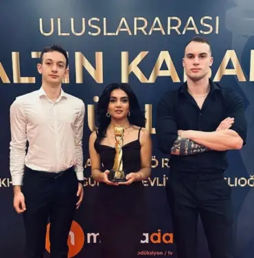 4 KUŞAKTIR AĞIZLARI TATLANDIRAN FİRMAYA 'ALTIN KABAK' ÖDÜLÜ ÖDÜLÜ KÖFTECİ İSMAİL'İN 4. KUŞAK VELİAHTLARI ALDI