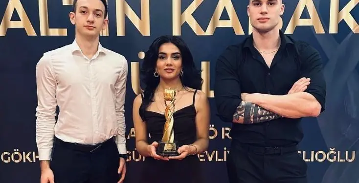 4 KUŞAKTIR AĞIZLARI TATLANDIRAN FİRMAYA 'ALTIN KABAK' ÖDÜLÜ ÖDÜLÜ KÖFTECİ İSMAİL'İN 4. KUŞAK VELİAHTLARI ALDI