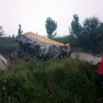 DUBLE YOLDA KONTROLDEN ÇIKAN KAMYON TARLAYA DEVRİLDİ: 1 YARALI