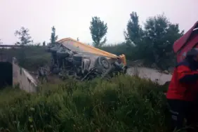 DUBLE YOLDA KONTROLDEN ÇIKAN KAMYON TARLAYA DEVRİLDİ: 1 YARALI