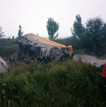 DUBLE YOLDA KONTROLDEN ÇIKAN KAMYON TARLAYA DEVRİLDİ: 1 YARALI