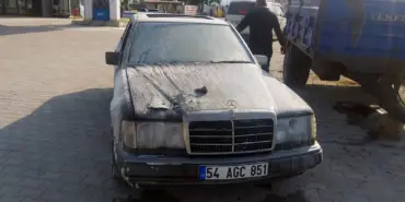 AKARYAKIT İSTASYONU ÖNÜNDE ALEV ALAN OTOMOBİL PANİĞE SEBEP OLDU İLK MÜDAHALE AKARYAKIT ÇALIŞANLARI TARAFINDAN YAPILDI: YANGIN BÜYÜMEDEN SÖNDÜRÜLDÜ