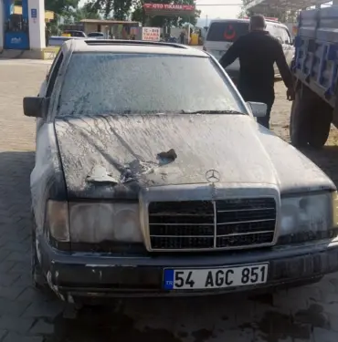 AKARYAKIT İSTASYONU ÖNÜNDE ALEV ALAN OTOMOBİL PANİĞE SEBEP OLDU İLK MÜDAHALE AKARYAKIT ÇALIŞANLARI TARAFINDAN YAPILDI: YANGIN BÜYÜMEDEN SÖNDÜRÜLDÜ