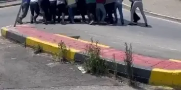 KAZADA DEVRİLEN HAFİF TİCARİ ARAÇ VATANDAŞ TARAFINDAN BÖYLE DÜZELTİLDİ VATANDAŞLARIN İMECE USULÜ ARACI DÜZELTTİĞİ ANLAR CEP TELEFONUYLA GÖRÜNTÜLENDİ OTOMOBİL İLE HAFİF TİCARİ ARAÇ ÇARPIŞTI: 1 YARALI