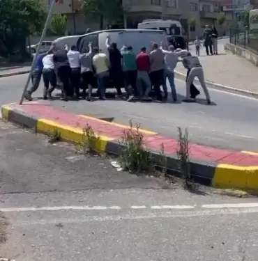 KAZADA DEVRİLEN HAFİF TİCARİ ARAÇ VATANDAŞ TARAFINDAN BÖYLE DÜZELTİLDİ VATANDAŞLARIN İMECE USULÜ ARACI DÜZELTTİĞİ ANLAR CEP TELEFONUYLA GÖRÜNTÜLENDİ OTOMOBİL İLE HAFİF TİCARİ ARAÇ ÇARPIŞTI: 1 YARALI