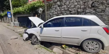 KONTROLDEN ÇIKAN OTOMOBİL DUVARA ÇARPARAK DURABİLDİ: 1 YARALI