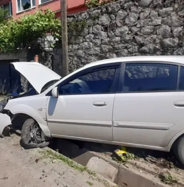 KONTROLDEN ÇIKAN OTOMOBİL DUVARA ÇARPARAK DURABİLDİ: 1 YARALI