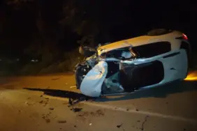 EHLİYETSİZ TRAKTÖR KULLANIRKEN KAZAYA KARIŞTI TRAKTÖRE ARKADAN ÇARPAN OTOMOBİL DEVRİLDİ: 2 YARALI