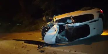 EHLİYETSİZ TRAKTÖR KULLANIRKEN KAZAYA KARIŞTI TRAKTÖRE ARKADAN ÇARPAN OTOMOBİL DEVRİLDİ: 2 YARALI