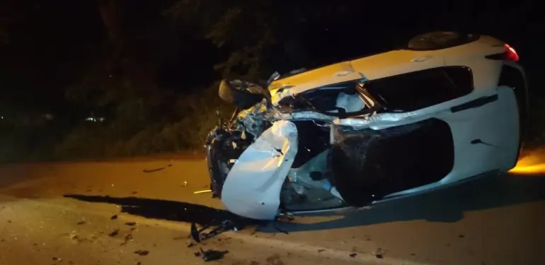 EHLİYETSİZ TRAKTÖR KULLANIRKEN KAZAYA KARIŞTI TRAKTÖRE ARKADAN ÇARPAN OTOMOBİL DEVRİLDİ: 2 YARALI