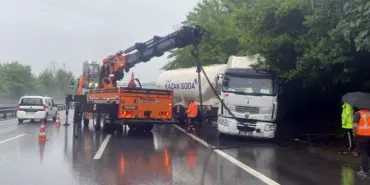 YAĞIŞ OTOYOLDA KAZAYI BERABERİNDE GETİRDİ, UZUN ARAÇ KUYRUKLARI OLUŞTU KONTROLDEN ÇIKAN TIR MAKASLADI