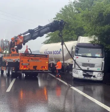 YAĞIŞ OTOYOLDA KAZAYI BERABERİNDE GETİRDİ, UZUN ARAÇ KUYRUKLARI OLUŞTU KONTROLDEN ÇIKAN TIR MAKASLADI