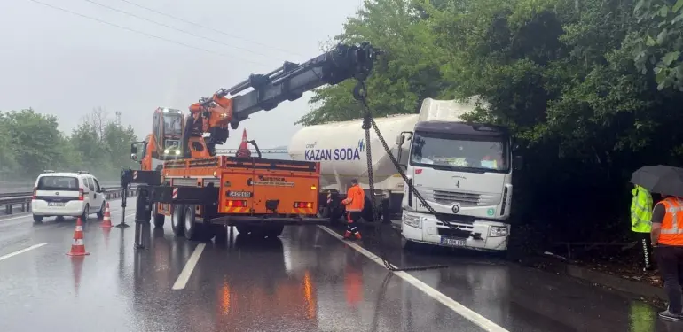 YAĞIŞ OTOYOLDA KAZAYI BERABERİNDE GETİRDİ, UZUN ARAÇ KUYRUKLARI OLUŞTU KONTROLDEN ÇIKAN TIR MAKASLADI