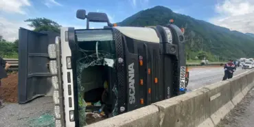 DEVİRDİĞİ KAMYON D-650'İ KAPATTI: YARALI SÜRÜCÜ SIKIŞTIĞI YERDEN SİGARA İÇEREK ÇIKTI TOPRAK YÜKLÜ KAMYON DEVRİLDİ, OLUŞAN ARAÇ KUYRUĞU HAVADAN GÖRÜNTÜLENDİ
