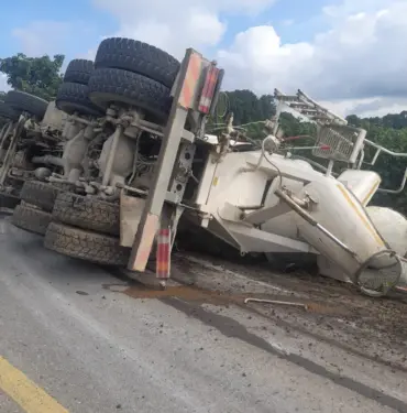 KONTROLDEN ÇIKAN BETON MİKSERİ DEVRİLDİ: 1 YARALI