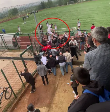 TELLERE ÇIKAN FUTBOLCU, ÇİVİLİ KRAMPONLA TARAFTARA BÖYLE TEKME ATTI AMATÖR LİG'DE ÇIKAN KAVGADA TRİBÜN SAVAŞ ALANINA DÖNDÜ