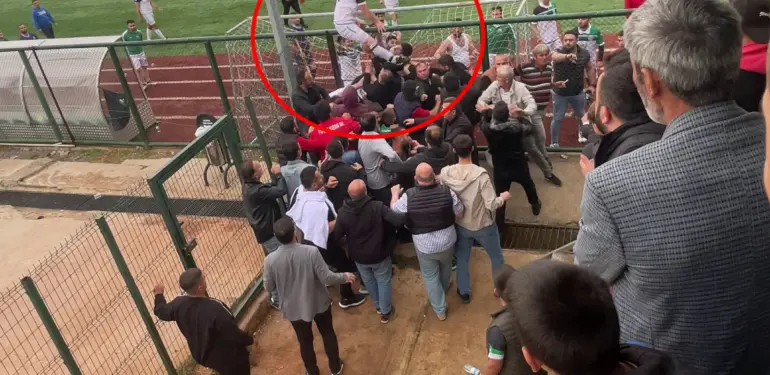 TELLERE ÇIKAN FUTBOLCU, ÇİVİLİ KRAMPONLA TARAFTARA BÖYLE TEKME ATTI AMATÖR LİG'DE ÇIKAN KAVGADA TRİBÜN SAVAŞ ALANINA DÖNDÜ