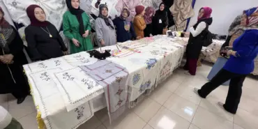 EL BECERİLERİNİ GELİŞTİREREK, EV EKONOMİLERİNE KATKIDA BULUNUYORLAR 'HAYAT BOYU ÖĞRENME HAFTASI ETKİNLİKLERİ' ÇERÇEVESİNDE KAYNARCA'DA EL SANATLARI SERGİSİ DÜZENLENDİ