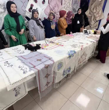 EL BECERİLERİNİ GELİŞTİREREK, EV EKONOMİLERİNE KATKIDA BULUNUYORLAR 'HAYAT BOYU ÖĞRENME HAFTASI ETKİNLİKLERİ' ÇERÇEVESİNDE KAYNARCA'DA EL SANATLARI SERGİSİ DÜZENLENDİ