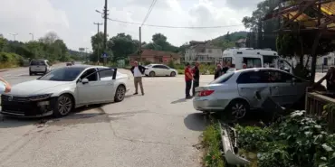 SAKARYA'DA İKİ OTOMOBİL ÇARPIŞTI: 3 YARALI