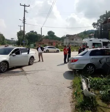 SAKARYA'DA İKİ OTOMOBİL ÇARPIŞTI: 3 YARALI