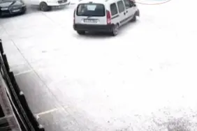 YOLA KONTROLSÜZ ÇIKAN OTOMOBİL KAZAYA SEBEP OLDU OTOMOBİLE ÇARPMAMAK İÇİN MANEVRA YAPINCA PARK HALİNDEKİ DİĞER ARAÇLARA ÇARPTI KAZAYA SEBEP OLAN OTOMOBİL YOLUNA DEVAM ETTİ: O ANLAR KAMERADA