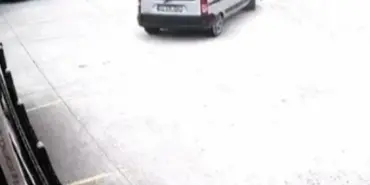 YOLA KONTROLSÜZ ÇIKAN OTOMOBİL KAZAYA SEBEP OLDU OTOMOBİLE ÇARPMAMAK İÇİN MANEVRA YAPINCA PARK HALİNDEKİ DİĞER ARAÇLARA ÇARPTI KAZAYA SEBEP OLAN OTOMOBİL YOLUNA DEVAM ETTİ: O ANLAR KAMERADA