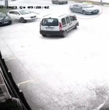 YOLA KONTROLSÜZ ÇIKAN OTOMOBİL KAZAYA SEBEP OLDU OTOMOBİLE ÇARPMAMAK İÇİN MANEVRA YAPINCA PARK HALİNDEKİ DİĞER ARAÇLARA ÇARPTI KAZAYA SEBEP OLAN OTOMOBİL YOLUNA DEVAM ETTİ: O ANLAR KAMERADA