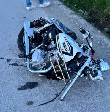 TIR İLE MOTOSİKLET ÇARPIŞTI: 2 YARALI
