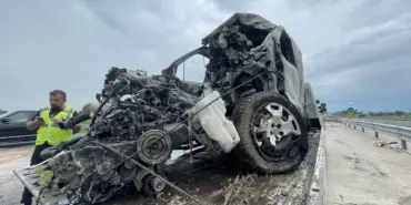 KMO'DA KORKUTAN KAZA: ARAÇ BARİYERLERE ÇARPARAK ALEV ALDI HAFİF TİCARİ ARAÇTAN GERİYE DEMİR YIĞINLARI KALIRKEN SÜRÜCÜ YARALANDI