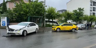 SAKARYA'DA ZİNCİRLEME KAZA: 3 YARALI