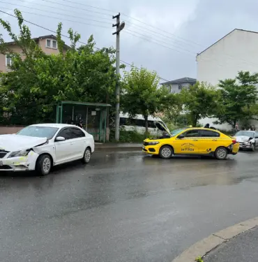 SAKARYA'DA ZİNCİRLEME KAZA: 3 YARALI